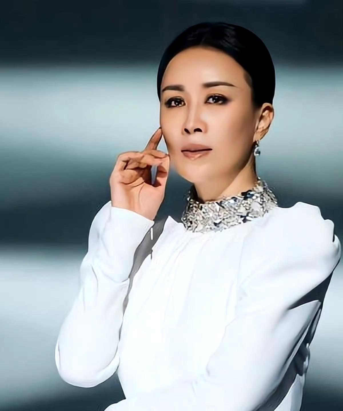 #那英怒了# 花儿与少年团综名场面来了！面对行李箱超重难题，那英直接“怒了”：“
