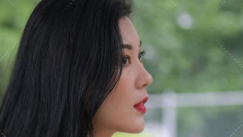 白色冰丝短款开衫内搭白色吊带背心——夏日清爽搭配指南！