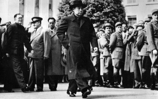 1950年，周恩来从西花厅出来，赶着去办事，余光瞟到一名花匠，顿时心里一惊！但他