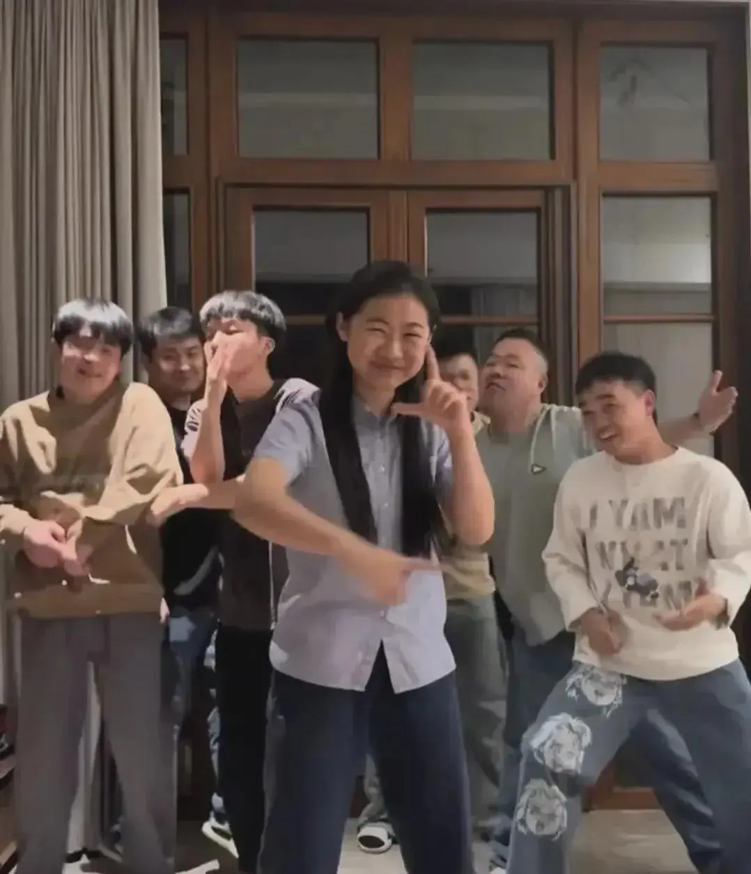 40岁岳云鹏生日，大女儿罕见露脸并跳舞了
