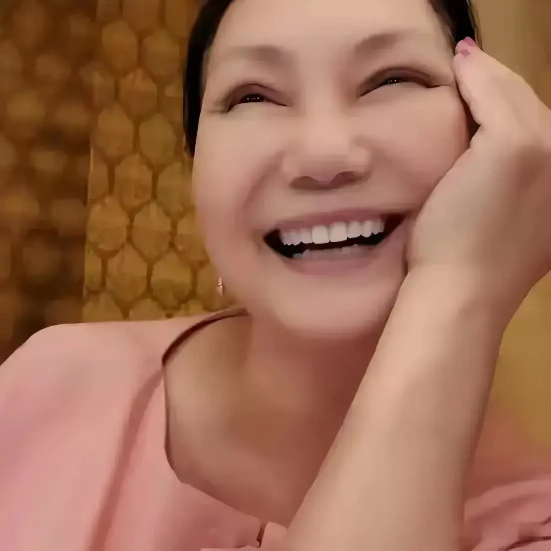 大S头七刚过，妈妈就把头像换成一个大笑脸