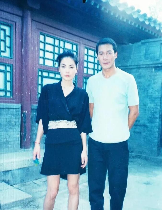 王菲老照片里出现的神秘帅哥





王菲旧照惊现神秘帅哥，这颜值绝了！



