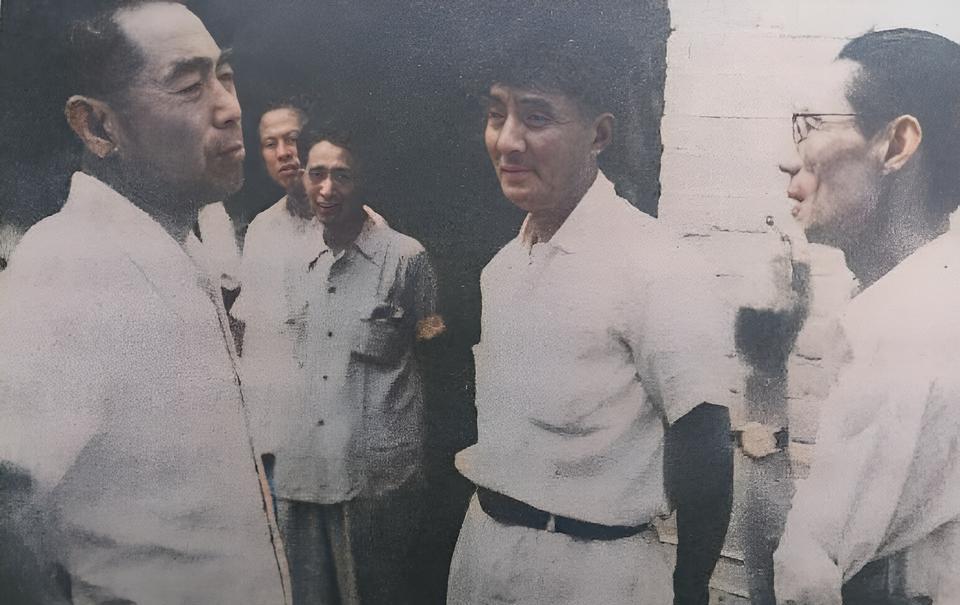 这是周总理与赵丹、夏衍在一次会议上。赵丹与周总理有几分形似与神似。因此，他曾被邀