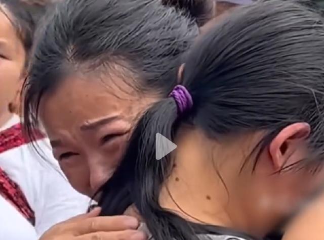 一男子与妻子离婚后，带着大女儿和一个女人结了婚。继母趁男子不在家的时候打骂男子1