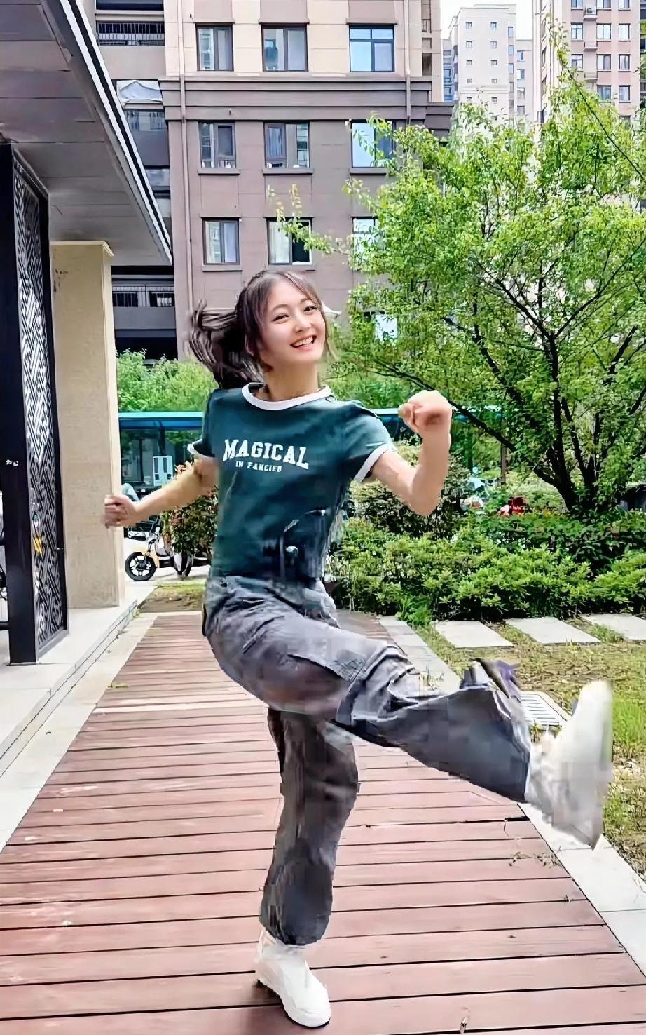 眼看国庆长假将至，闺女表示这个假期她哪儿都不想去，就想待在家里舒舒服服地睡懒觉，