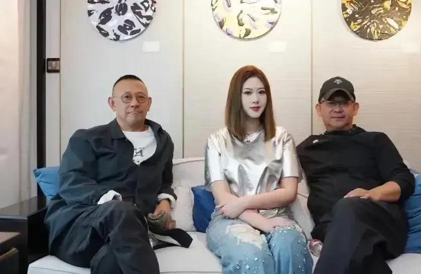 姜武女儿原来长得这么漂亮，和他爸一点都不像，脸白得像涂了好几层粉。坐在他旁边的是