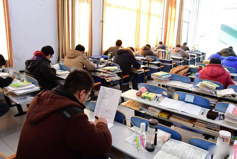 许多人将“学历”与“就业”紧密绑定，仿佛拥有高学历就能保证顺利就业。然而，这种观