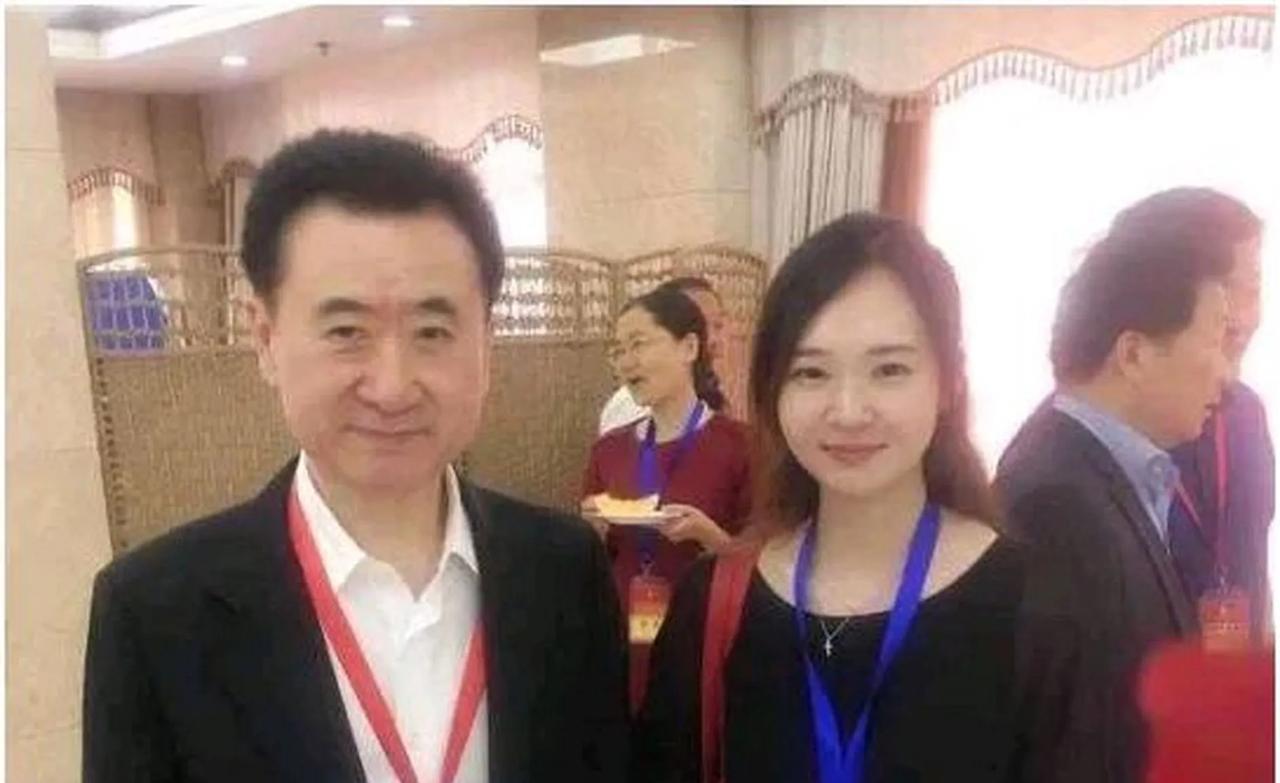 今天咱聊聊职场里那些“看不见的真本事”。就说王健林身边那位年薪百万的女秘书小林，