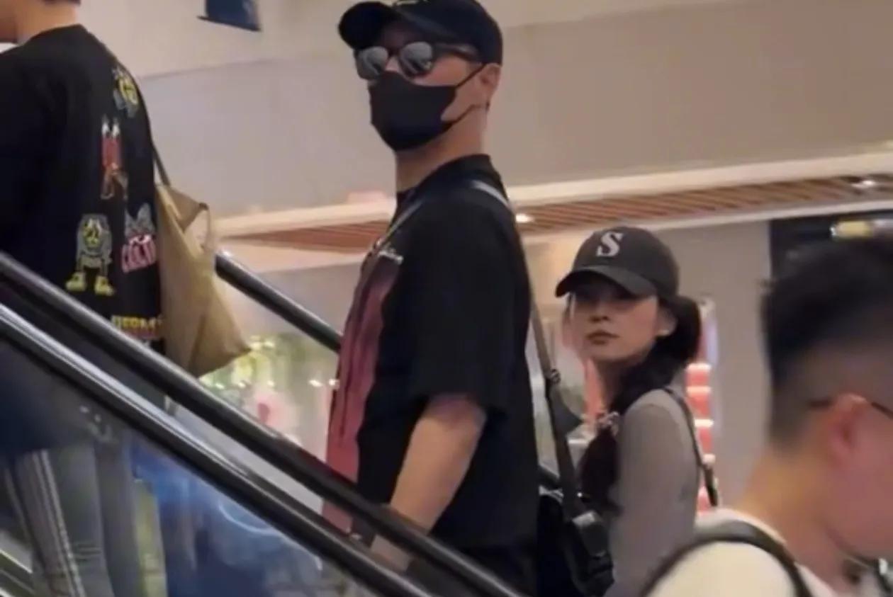 据悉，54岁的汪峰
已结过4次婚，有4个孩子
女朋友数量无从考证。
从18岁嫩模