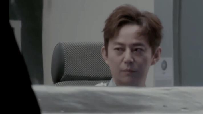 谁来救救“稳”到崩溃的何老师！
家人们，我快被《密室大逃脱》里何老师的状态笑不活