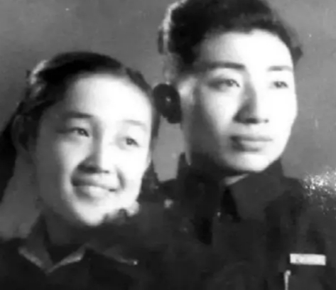1950年9月，工程兵战士姜士民即将奔赴朝鲜战场。出发前几天，女友拦着他大哭：“