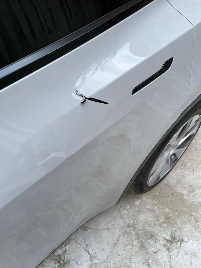 停车没开哨兵模式
住的老小区，人多车多，平常都开哨兵，但是一晚上要掉20-30公