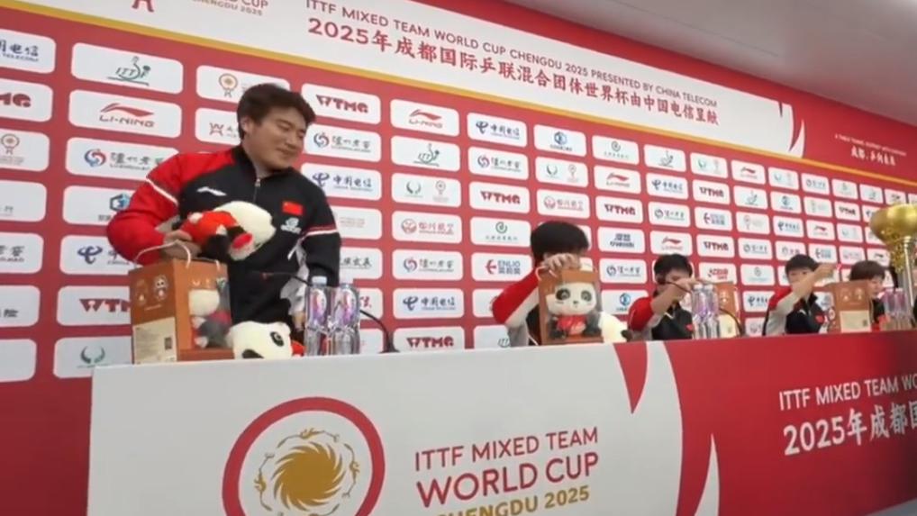 笑喷！梁靖崑发布会抢走王楚钦熊猫：我家里人多！大头：你道德绑架我！