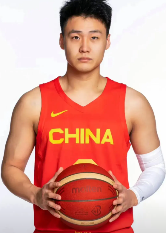 CBA黑龙江籍球员组队妥妥的进前八。
赵  睿， 后卫，国家队主力
曾凡博， 前
