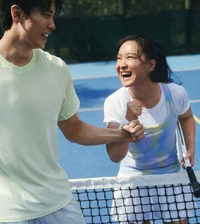 2025年盛夏，43岁的贾玲与游泳世界冠军汪顺以运动搭子身份亮相网球场。贾玲身着