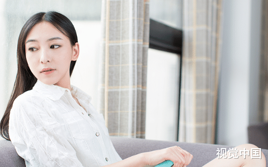 我带女儿排队买盲盒时偶遇前未婚夫的助理，他兴高采烈地问我是不是知道错了，回来准备履行婚约