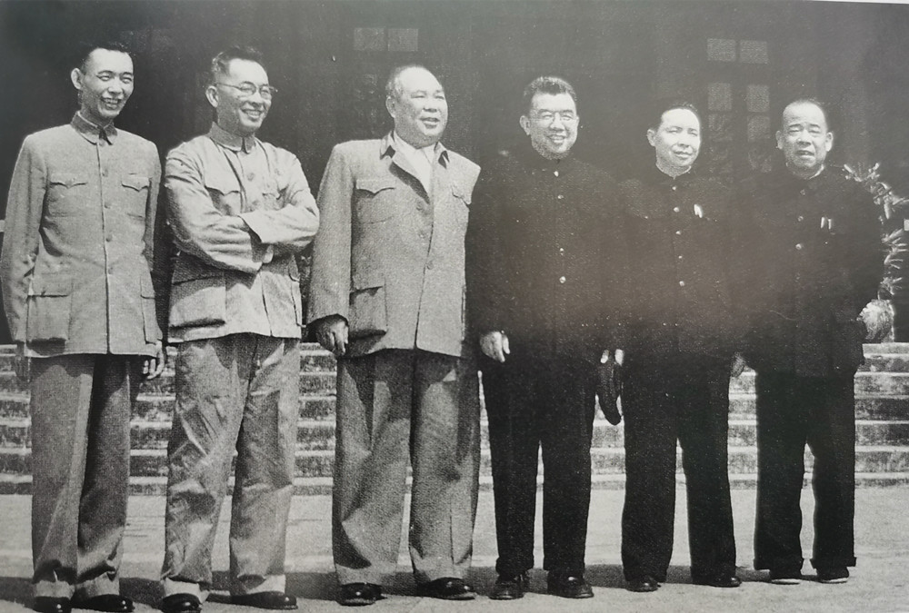 毛主席时代的省委书记什么样？
请看这一张大合影，是1961年，华东地区六个省的省