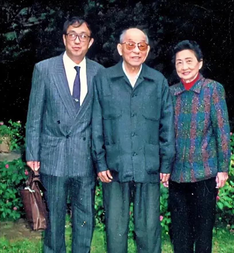 1992年，导演谢晋看望张学良与夫人赵四小姐，亲切交谈，嘘寒问暖，笑容满面，举止