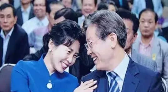 李在明夫妇那些事儿











天呐，你绝对想不到！韩国政坛又炸了锅，