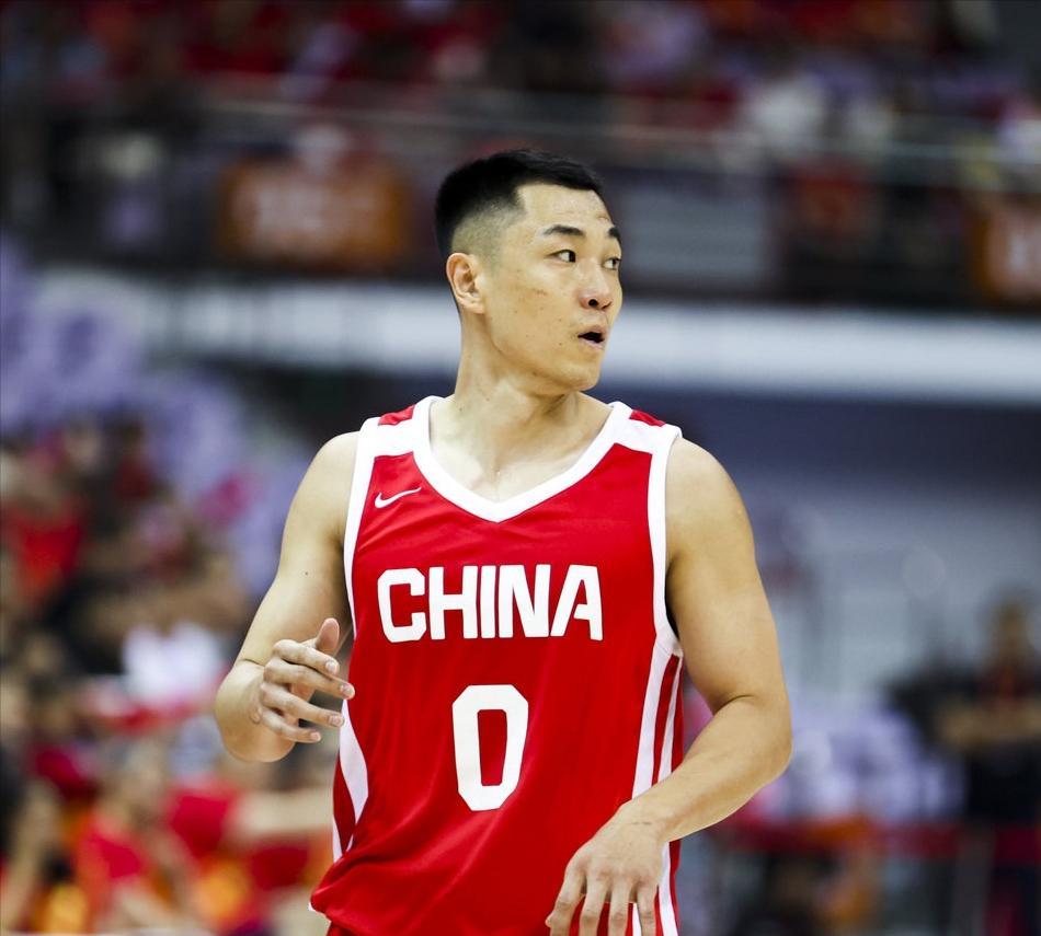 高诗岩现在是“中国贝弗利”了！
对阵新西兰，高诗岩在防守端简直贝弗利附体，全场撕