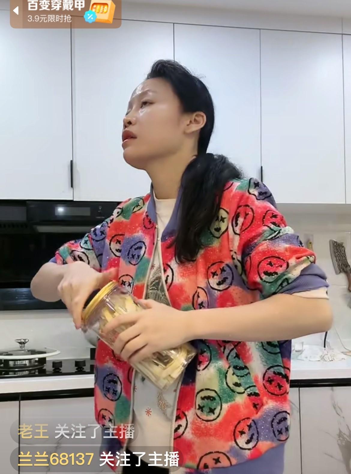 10月8日晚上，草帽姐徐桂花出现在直播间，草帽姐一边聊天，一边在煮水喝，草帽姐说