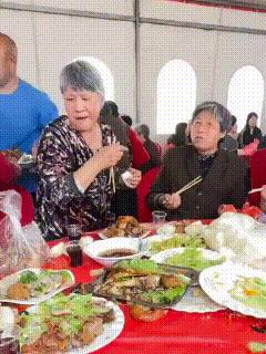 这顿席吃得老费劲了，动作慢了根本就不行[捂脸]#吃席老太太# #随份子吃席#
