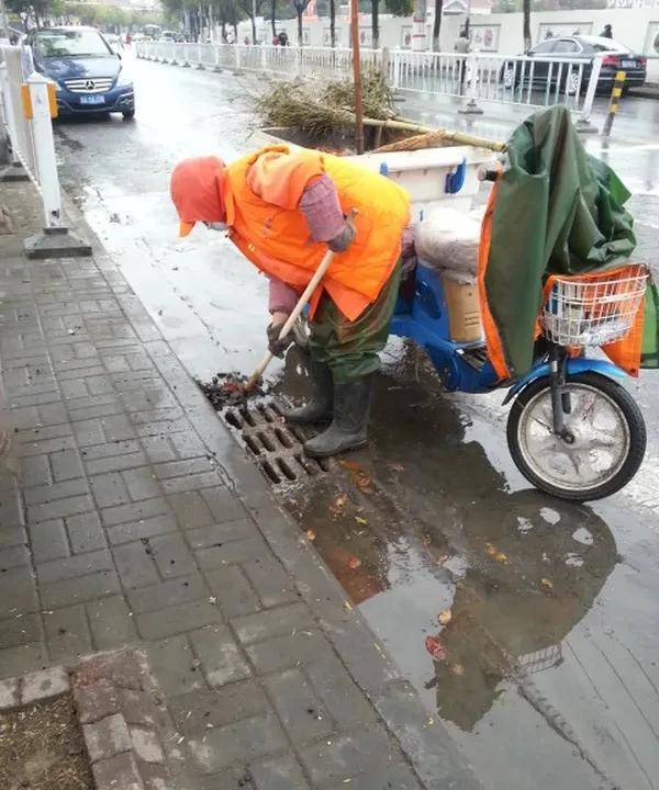 看到大街上下水道，我好奇每天城市里产生多少吨污水，而且这些污水流到哪里去了，能循