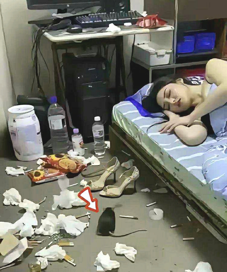 广东东莞，有一名外卖小哥到一栋居民楼送外卖，当他把快餐送到客人家门口的时候，发现