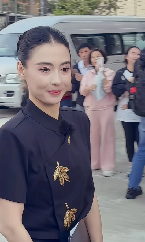 张柏芝当代女人榜样，
她不后悔生了三个儿子，且为自己而生，不是给自己老公生的，她