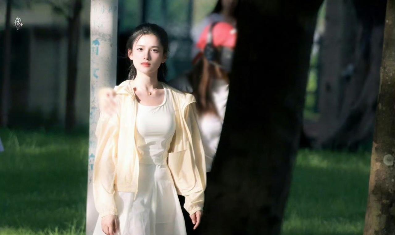 哇！张婧仪这个高马尾造型也太好看了吧！简直就是校园女神本人！[爱慕]