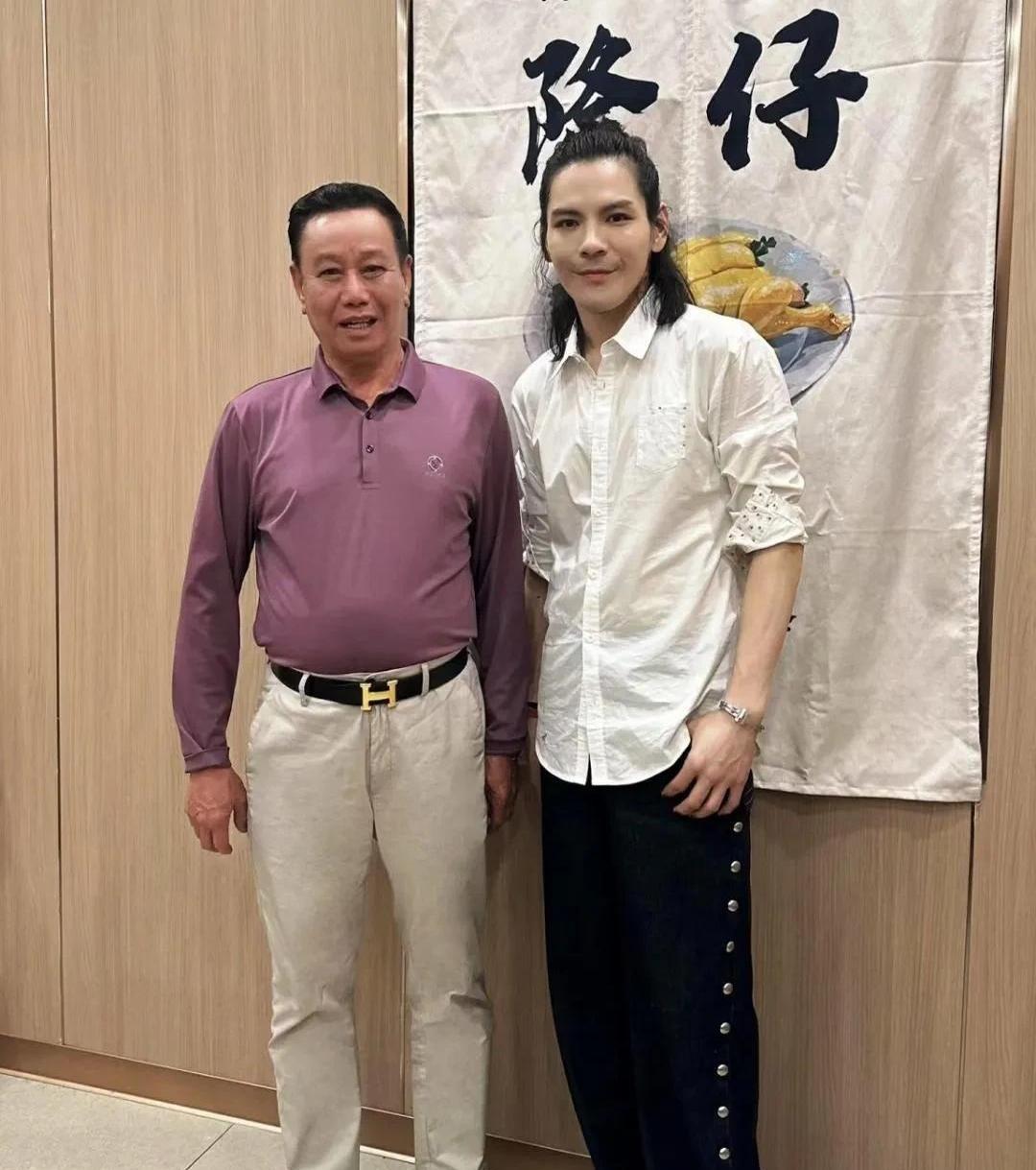 活久见！
40岁的向佐居然被网友偶遇在广州街头吃海南鸡饭，一身前卫造型搭配浓重妆
