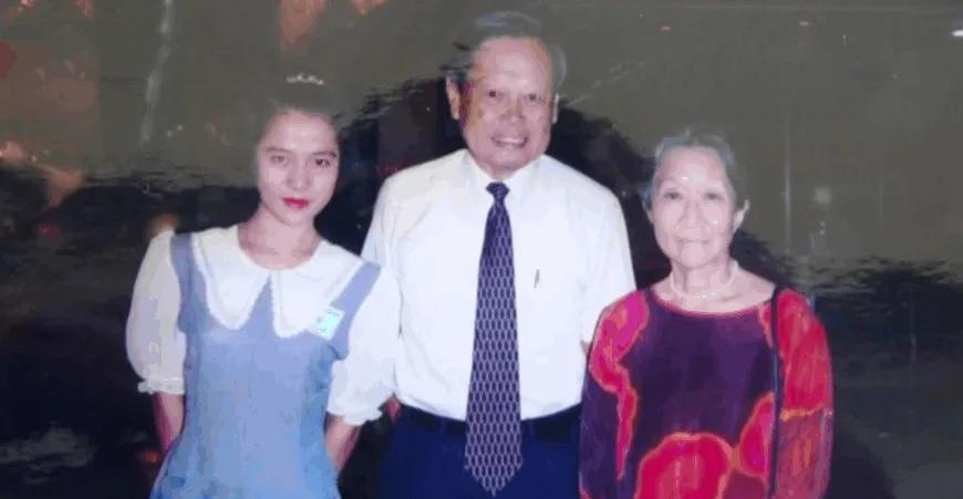 1995年，杨振宁夫妇和翁帆，一张珍贵的合影，当时的翁帆作为接待杨振宁夫妇的代表