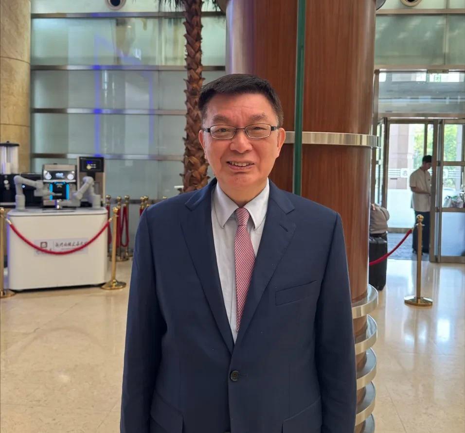 最近不少人盯着国民党主席选举看得热闹，一会儿说郑丽文网络投票高，一会儿猜罗智强能