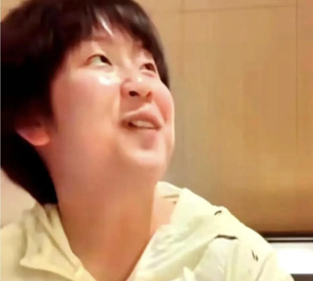 小蘑菇覃予萱在乒超联赛时开了直播，跟几个小伙伴一起聊了一会儿天。
听到旁边小姑娘