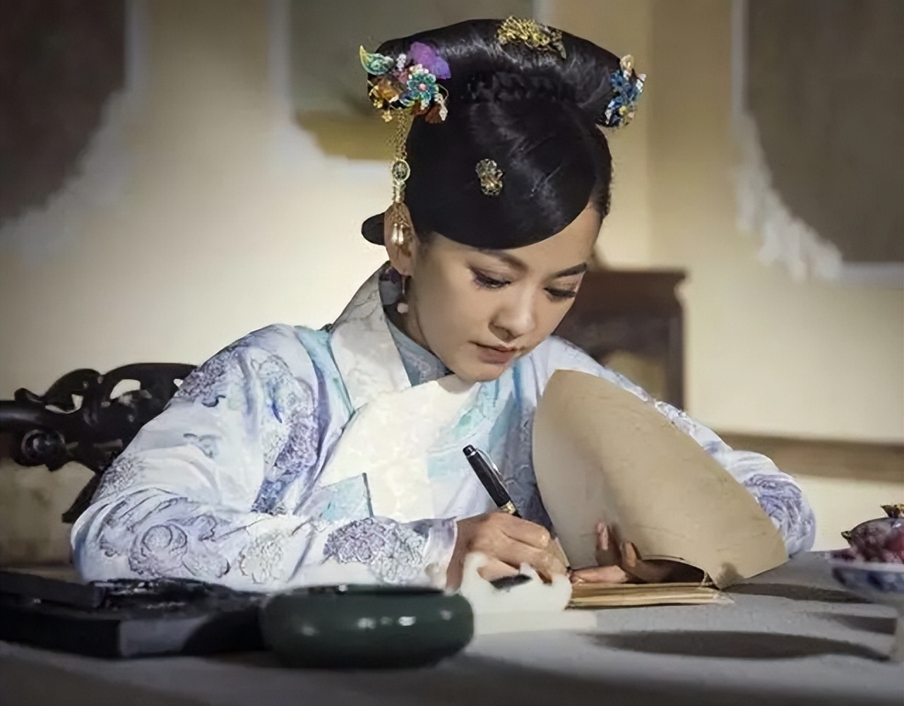 1691年，容貌出众但身份卑微的宋氏，被选为了雍正的试婚格格，作为四阿哥府上的第