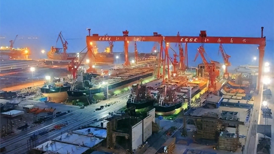 特朗普正欲对中国下重手，突然在大连造船厂内，发现不寻常一幕