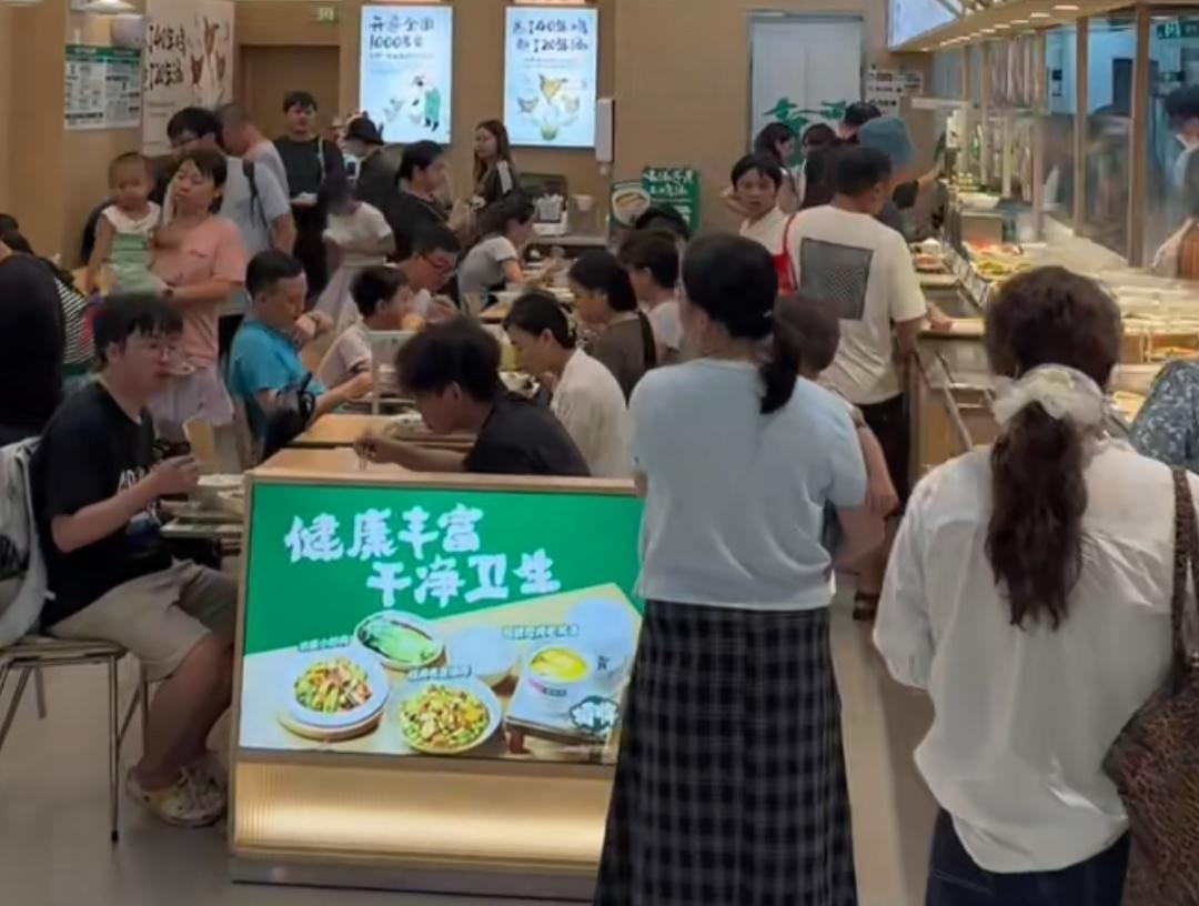 什么叫鱼蚌相争，渔翁得利？这次西贝与罗永浩的纷争，让老乡鸡躺着赢麻了！
不仅价格