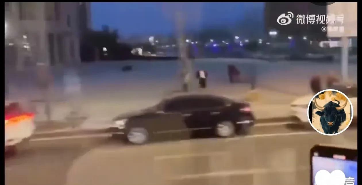 国足0：1小负印尼队后，深夜回国，在十里长街受到了球迷们夹道欢迎。球迷们口喊着“