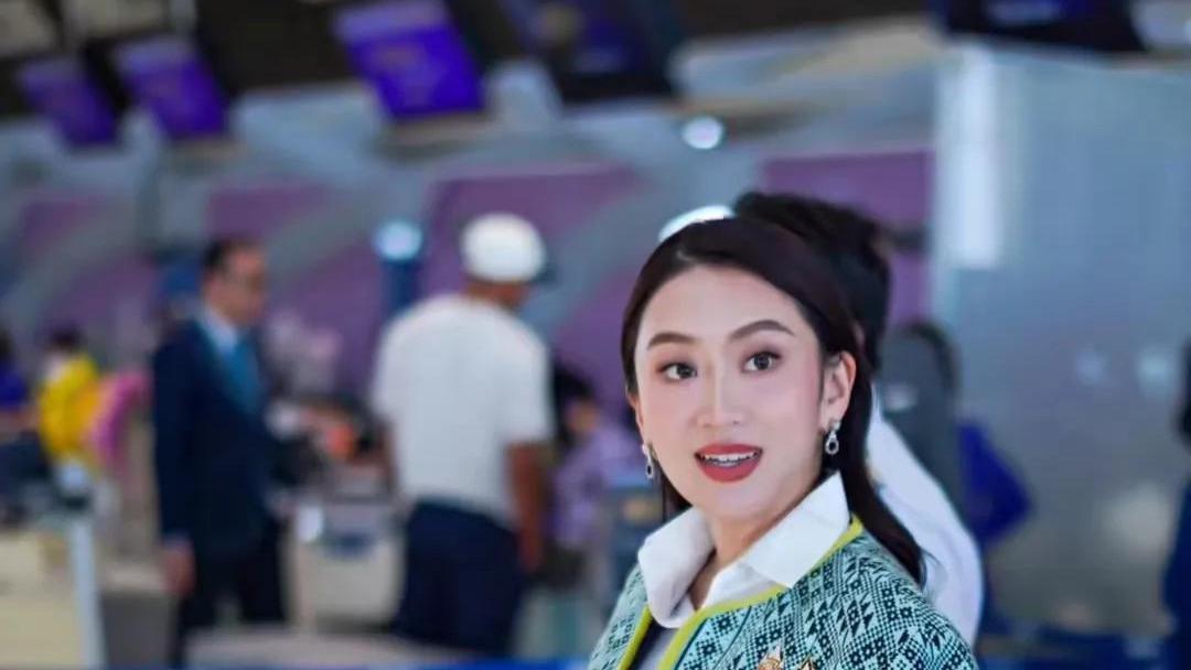 佩通坦出发去德国！不坐专机乘坐普通航班，拎爱马仕包不掩饰财力