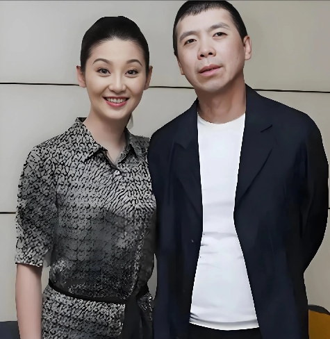 香港李嘉欣夫妇被爆，每个月只能领取200万港元的生活费，还嫌少，因为丈夫李晋亨家