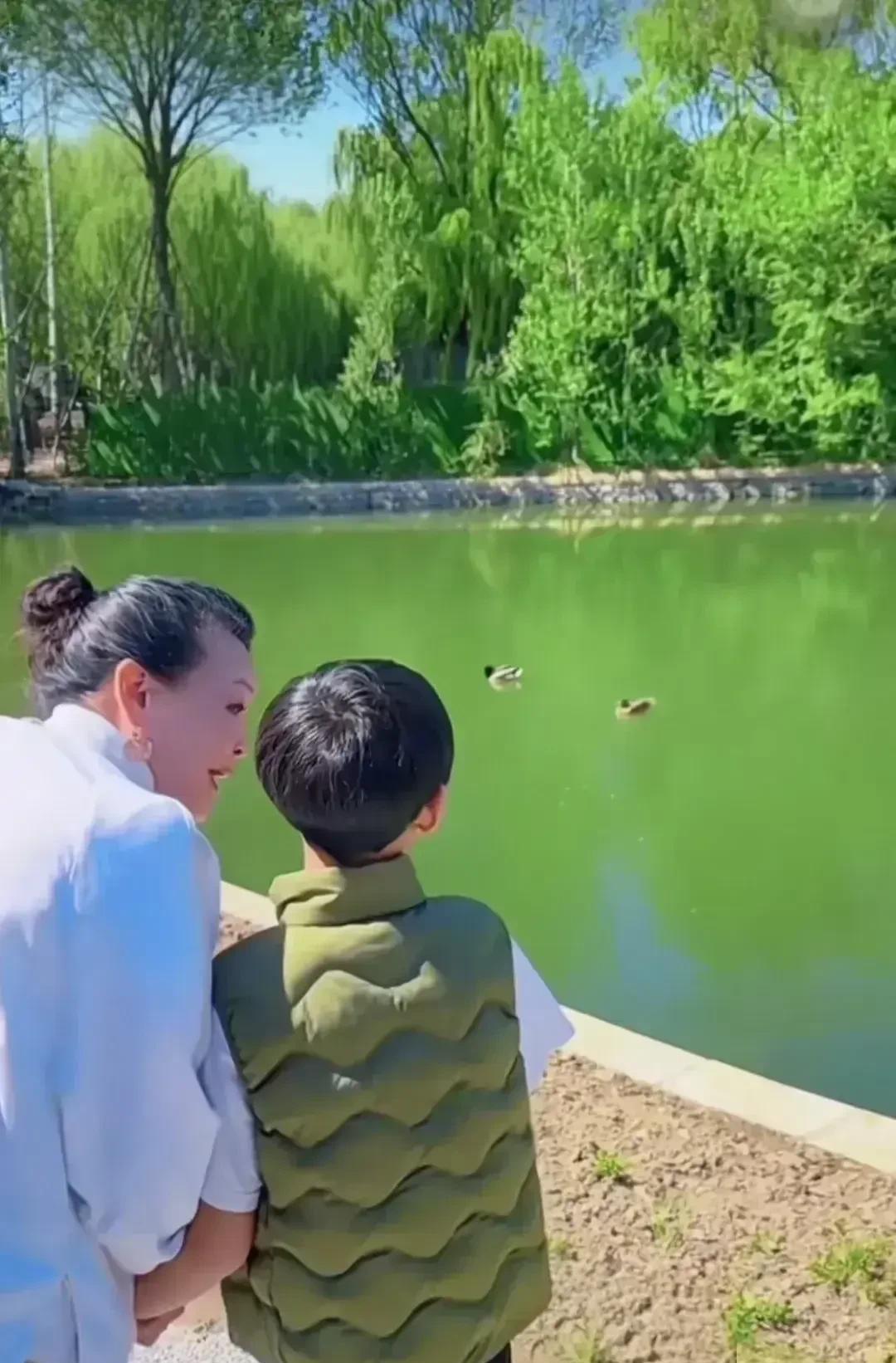兰姐牵着孙子的手，在河边漫少。幸福感十足，看着孩子的背影心里酸酸的，没妈的孩子总