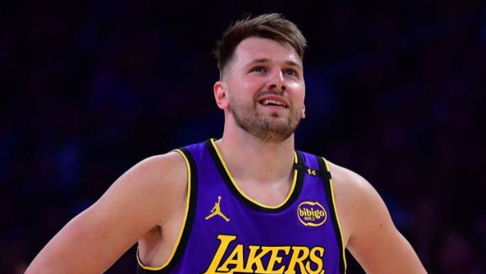 艾顿：东哥，我给你挡个拆！东契奇：你还是别挡了，我被包夹了！