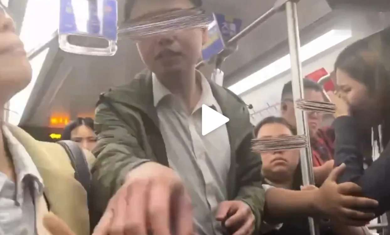 地铁这哥们这胆子也太大了，是真敢啊！这是憋的吗？此次猥亵事情非常具有标志，会有以