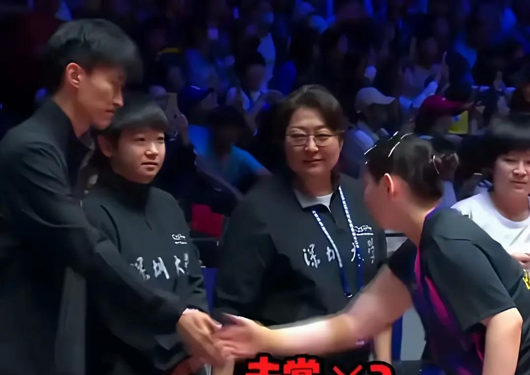孙颖莎的尴尬
    在雄安乒超赛场上，孙颖莎遭遇两次尴尬。
   镜头一:
 