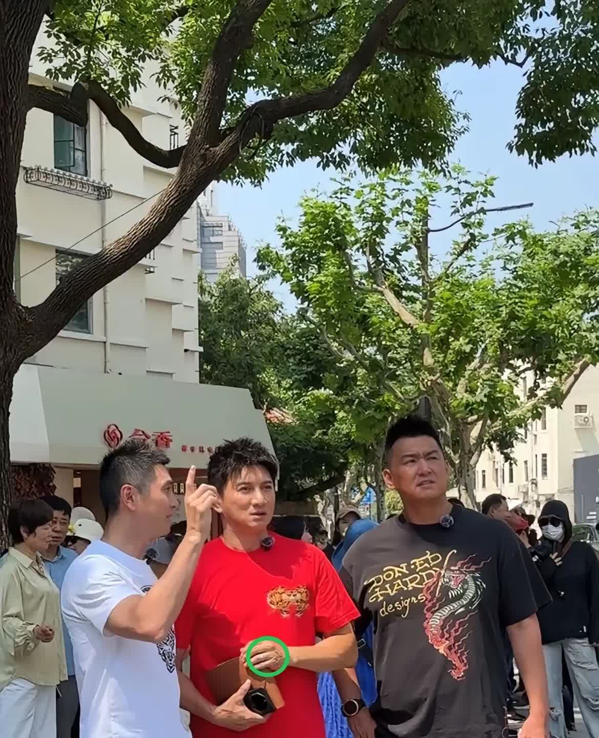 闺蜜出差上海，
有幸碰到了54岁吴奇隆，
她告诉我，他真的不是大家说的那样，