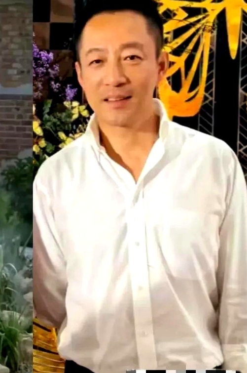 汪小菲从来不是个吝啬花钱的人。
麻六记上海店店长的儿子做手术时，汪小菲自己掏腰包