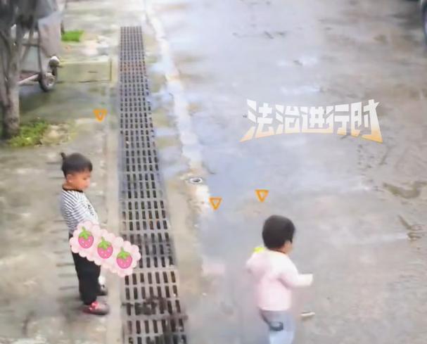安徽，一位4岁多的小孩哥，在家门口准备方便一下。这个时候，2岁多的妹妹晃晃悠悠来