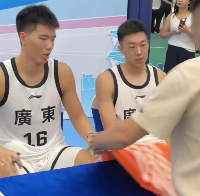 焦泊乔生气了！近期，有辽宁自媒体发视频表示：焦泊乔在热身赛旧伤复发，新赛季已经赛