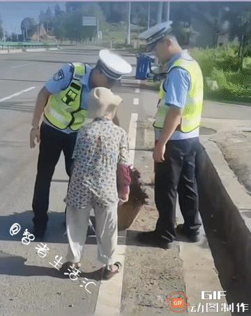 网友偶然遇见了如此暖心的一幕：一位老奶奶在干完农活打算回家时，没料到刚走到马路边