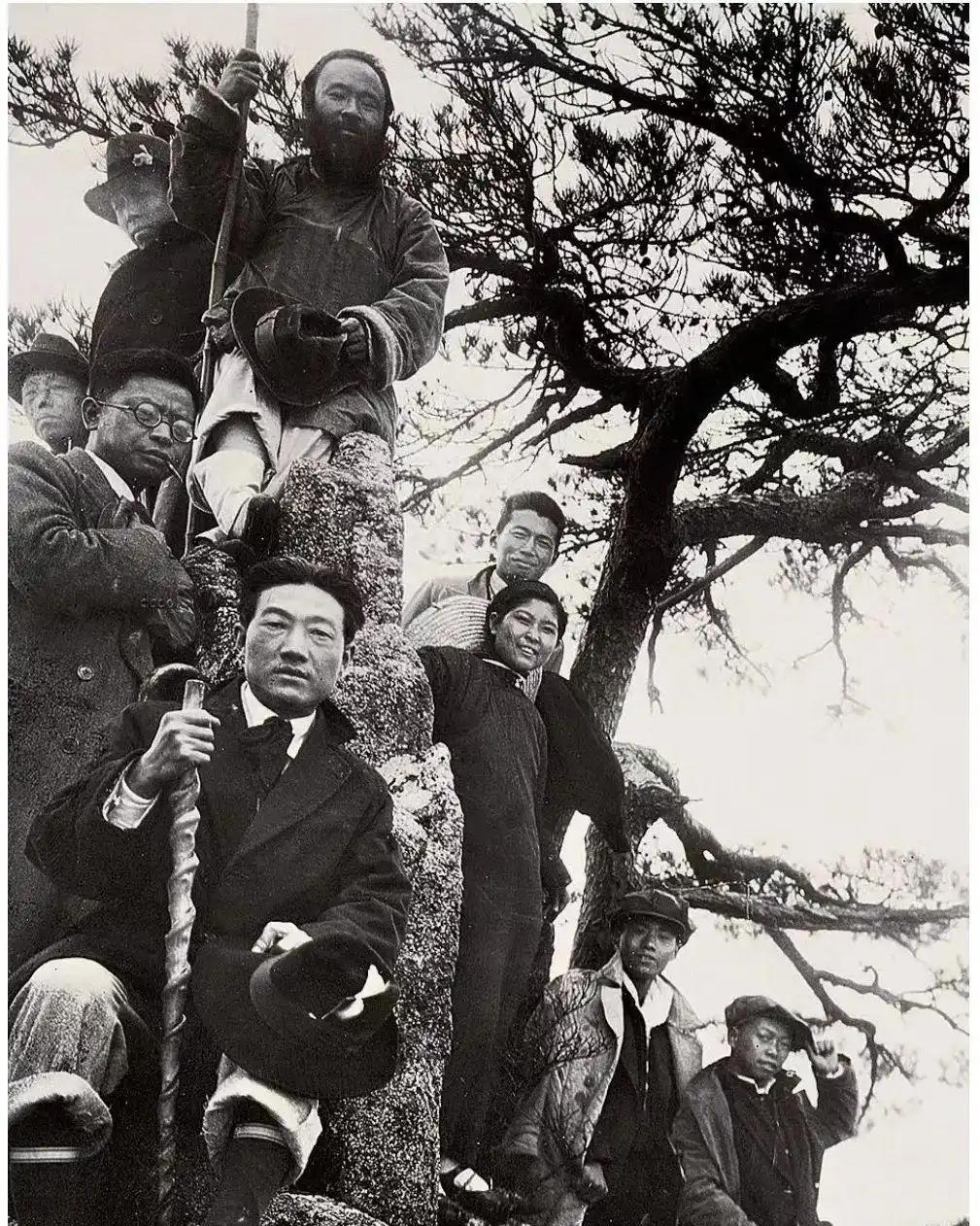 1936年，艺术大师徐悲鸿率领中央大学艺术系学生赴黄山写生期间，与同在此地创作的